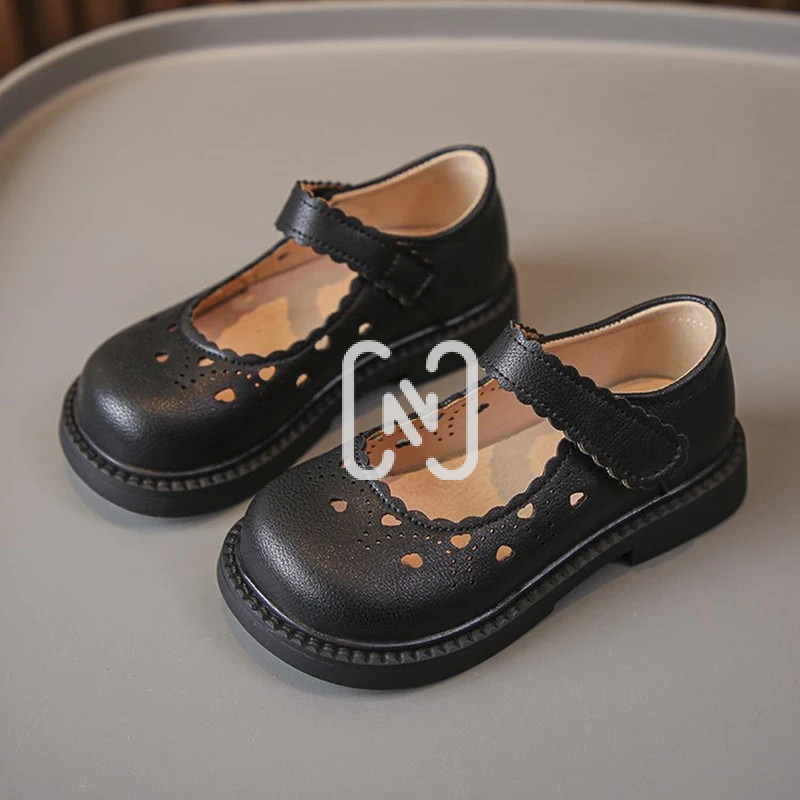 Sapatos baixos confortáveis ​​para meninas com recortes de coração